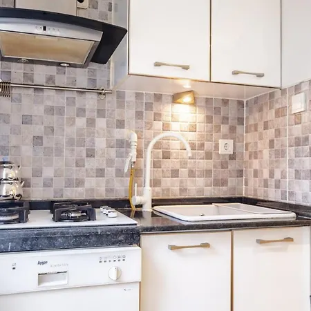 Vibrant Flat Close To Zorlu Center With Backyard Estambul