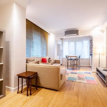 Apartment Vibrant Flat Close To Zorlu Center With Backyard