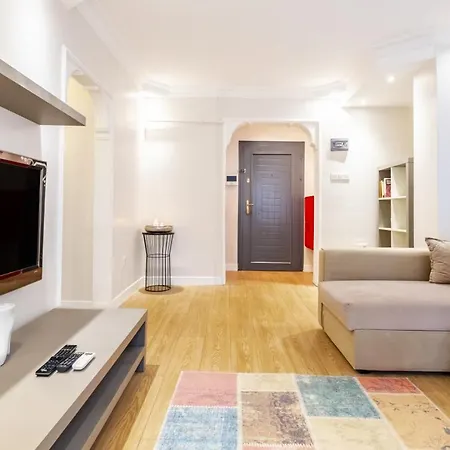 Vibrant Flat Close To Zorlu Center With Backyard Apartment *