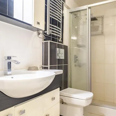 Vibrant Flat Close To Zorlu Center With Backyard *