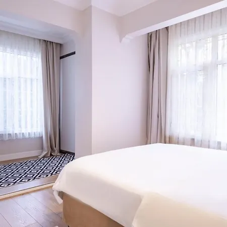 Vibrant Flat Close To Zorlu Center With Backyard Estambul
